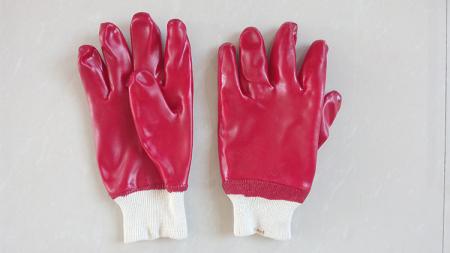 Vollbeschichtetes rotes PVC, getaucht mit mittelschweren Strickhandschuhen am Handgelenk